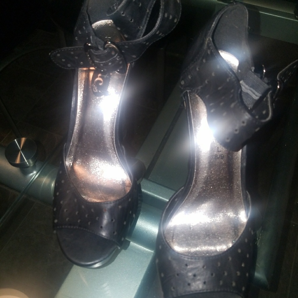Heels - Picture 2 of 4